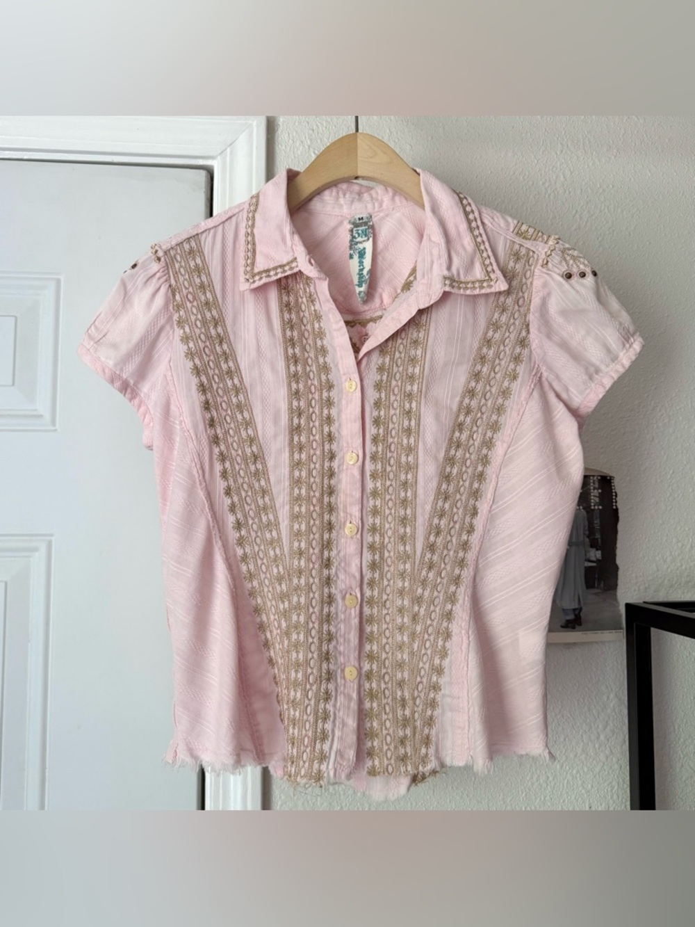 3J JOHNNY WAS pink gold floral embroidered cotton button up cropped fray hem top